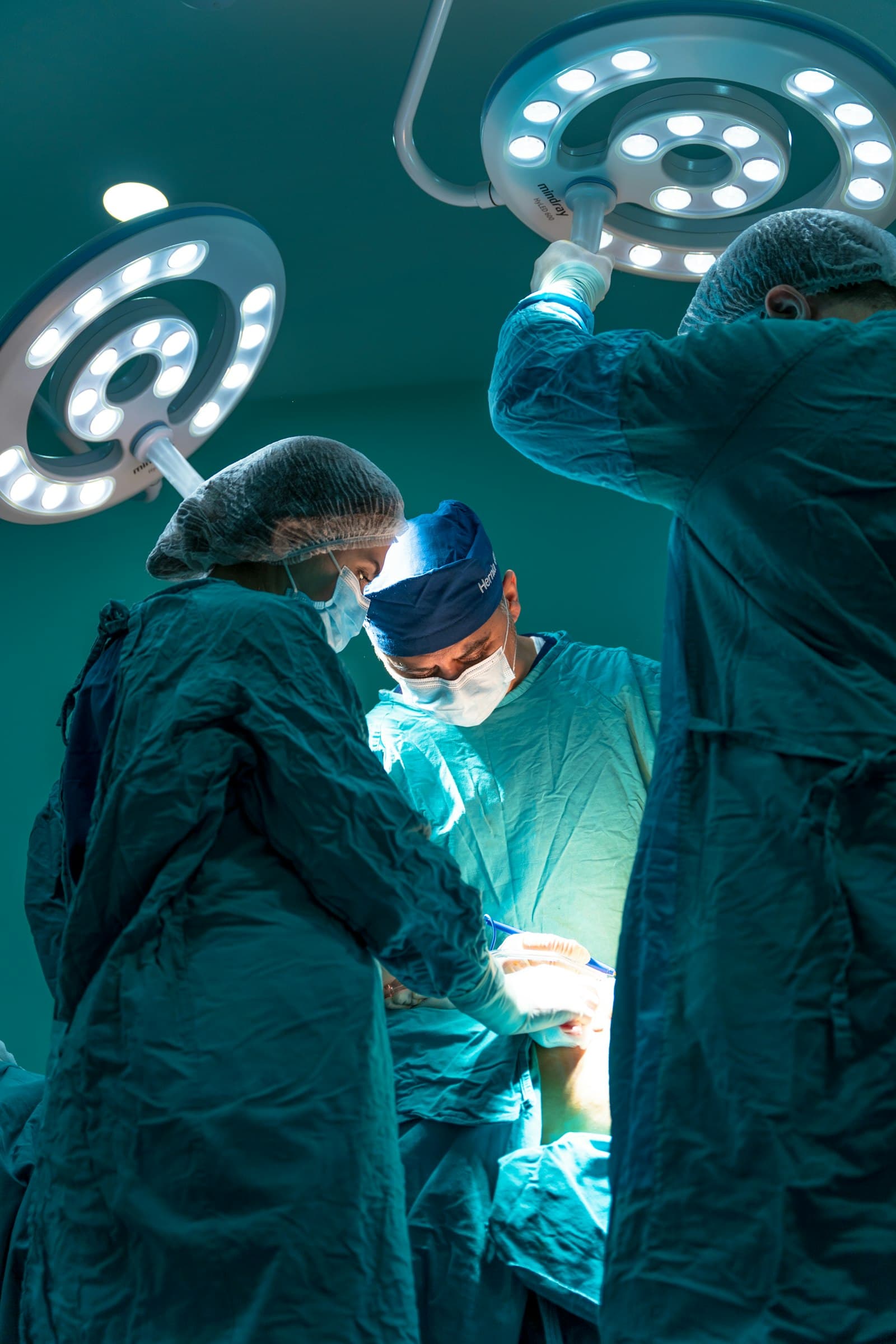 Ameliyathanede birlikte çalışan doktor ekibi